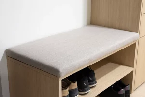 Eritellimusel valmistatud istmepadi esiku pingile